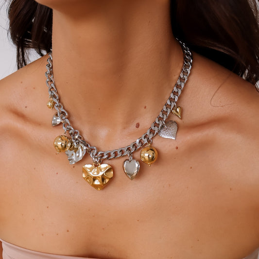 Colar Elos com Pingentes Corações e Esferas Dourado e Prateado