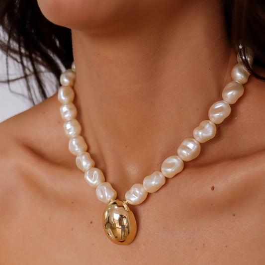 Colar Pérolas com Pingente Oval Liso Dourado