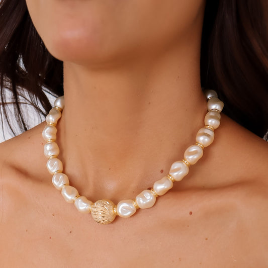Colar Pérolas com Pingente Esfera Texturizada Dourado