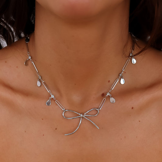 Colar Elos e Medalhinhas com Pingente de Laço Prateado