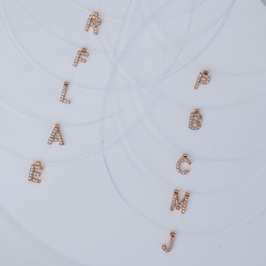 Colar Fio com Inicial Cravejada Dourado