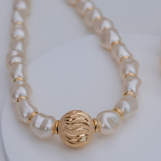 Colar Pérolas com Pingente Esfera Texturizada Dourado