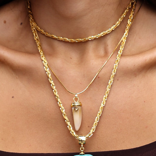 Colar Corrente Diamantada com Pingente de Dente e Cristal Dourado