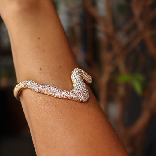 Pulseira Bracelete Detalhe Orgânico Cravejado Dourado
