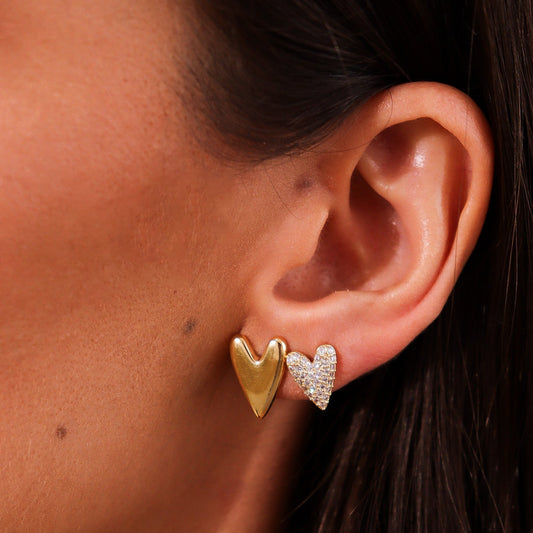 Brinco Dupla Coração Alongado Liso e Cravejado Dourado