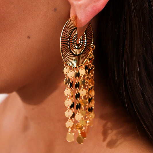 Brinco Argola Vazada com Franjas Medalhinhas Dourado