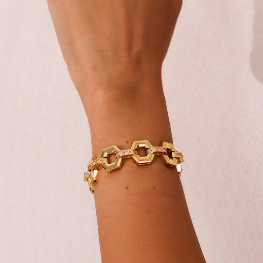 Pulseira Elos Geométricos com Detalhe Cravejado Dourado