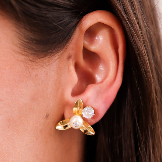 Brinco Dupla Flor Pérola e Ponto de Luz Dourado