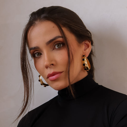 Brinco Argola Dourada com Quadrados Pretos