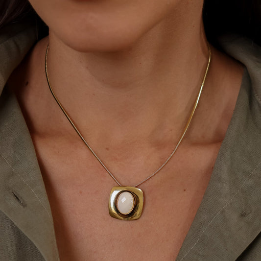 Colar Quadrado Liso com Pedra Branca Central