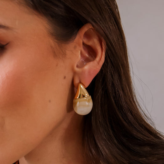 Brinco Gota Meio Resina Colorida e Metal Dourado