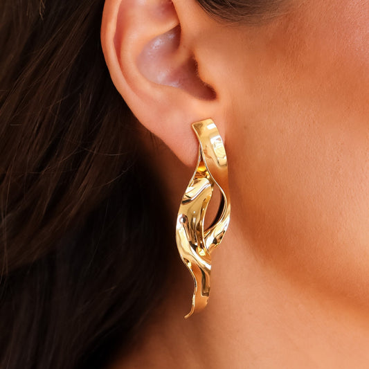 Brinco Alongado Torcido Orgânico Dourado