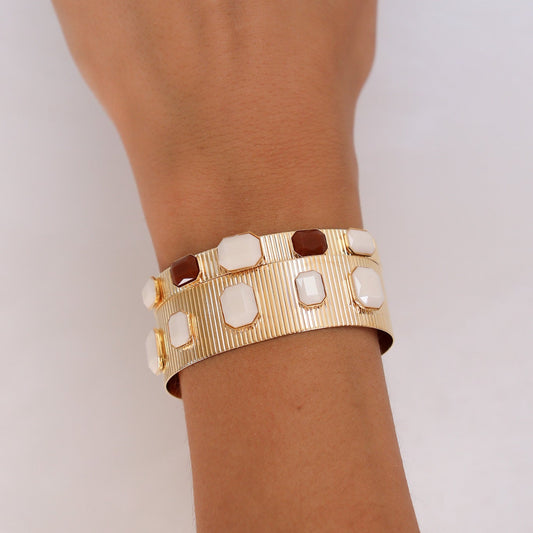 Bracelete Largo Dourado Rígido com Pedras Brancas