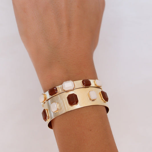Bracelete Dourado Rígido com Pedras Brancas e Marrons