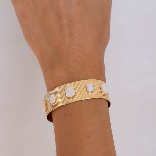 Bracelete Largo Dourado Rígido com Pedras Brancas