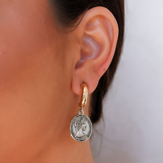 Brinco Argola Dourada com Medalha Prateada Nat Mosca