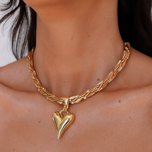 Colar Trabalhado com Cordão Torcido e Pingente de Coração Liso Dourado