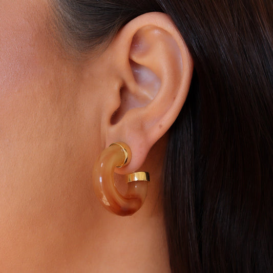 Brinco Resina Marrom com Acabamento em Dourado