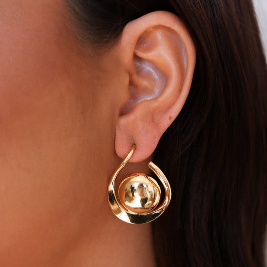 Brinco Frontal Esfera Centro Dourado