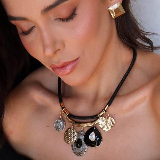Colar Cordão Preto com Pingentes Medalhas, Gota, Coração Dourado e Prateado