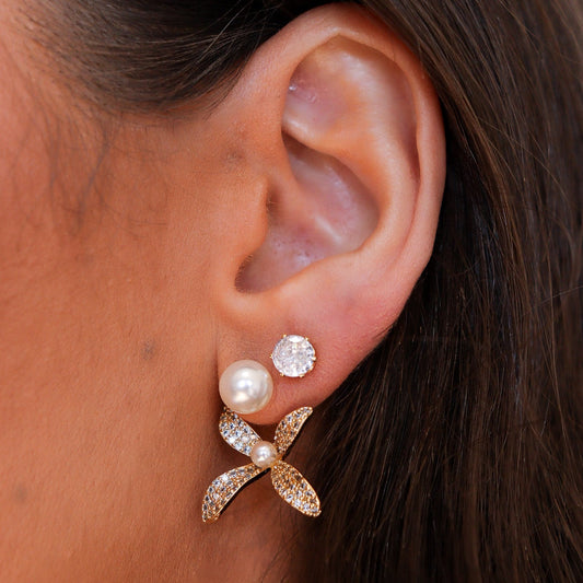 Brinco Dupla Pérola com Encaixe Flor e Ponto de Luz Dourado