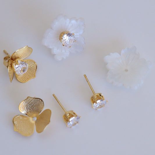 Brinco Dupla Flores com Pétala Lisa, Pétala Branca e Pontos de Luz Dourado Nat Mosca