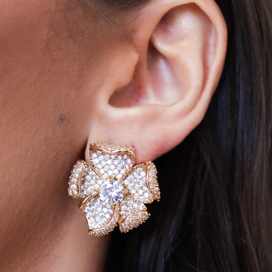 Brinco Flor Pétalas Curvadas Cravejadas Dourado/Prateado