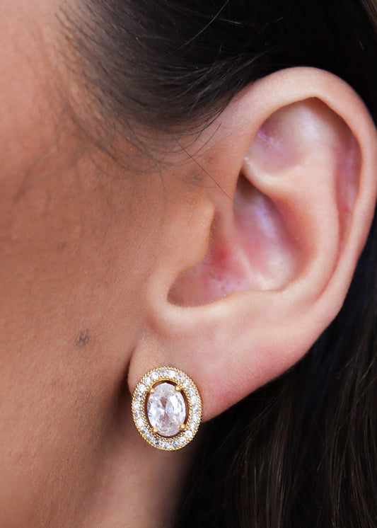 Brinco Oval Pedra Cristal e Entorno Cravejado Dourado