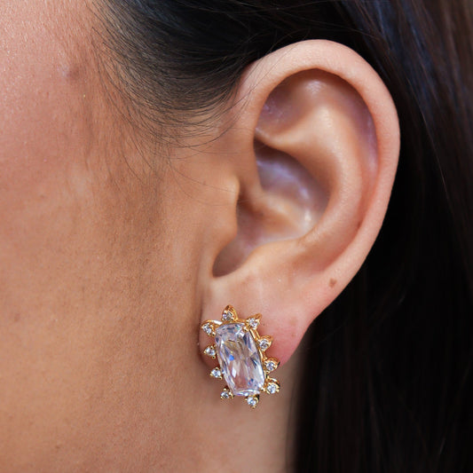 Brinco Cristal Oval e Entorno Cravejado Dourado