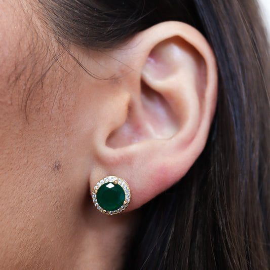 Brinco Redondo Pedra Tom Esmeralda com Entorno Cravejado Dourado
