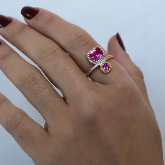 Anel Pedras Rosas Duplas com Entorno Cravejado Dourado