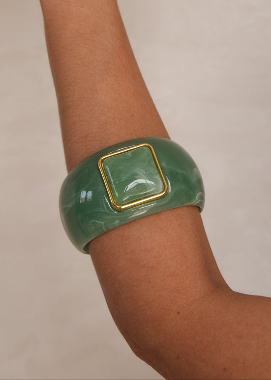 Bracelete Resinado com Detalhe Quadrado