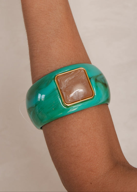 Bracelete Resinado com Detalhe Quadrado