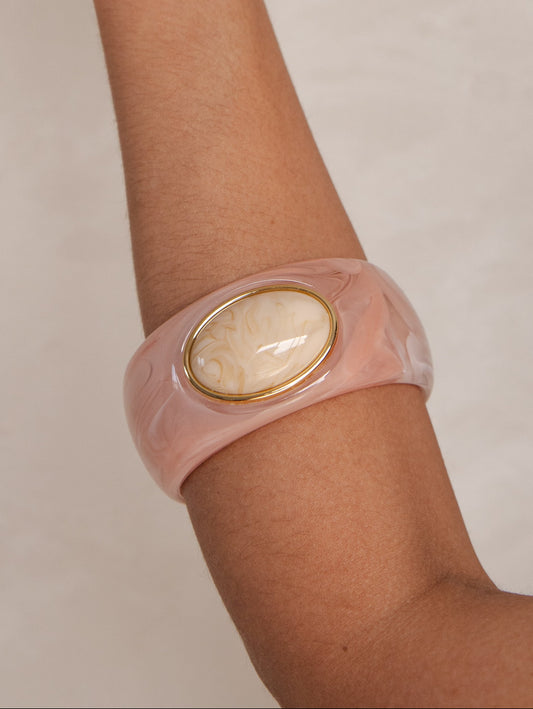 Bracelete Resinado Rosa com Detalhe Oval