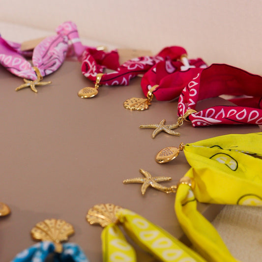 Colar Lenço Colorido Com Pingente Dourado