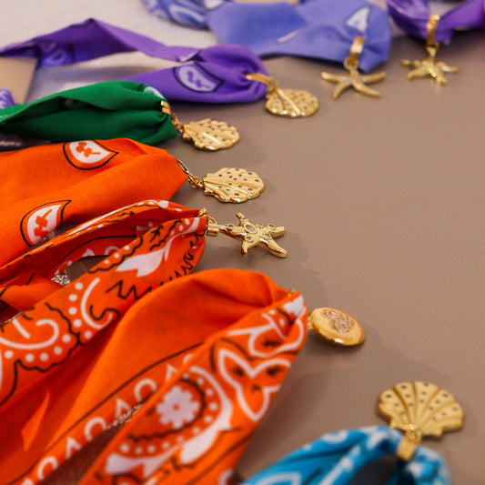 Colar Lenço Colorido Com Pingente Estrela Detalhes Cristal Dourado