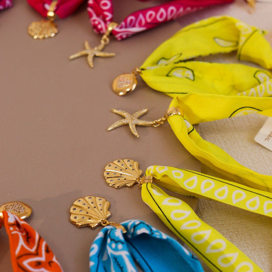 Colar Lenço Colorido Com Pingente Dourado