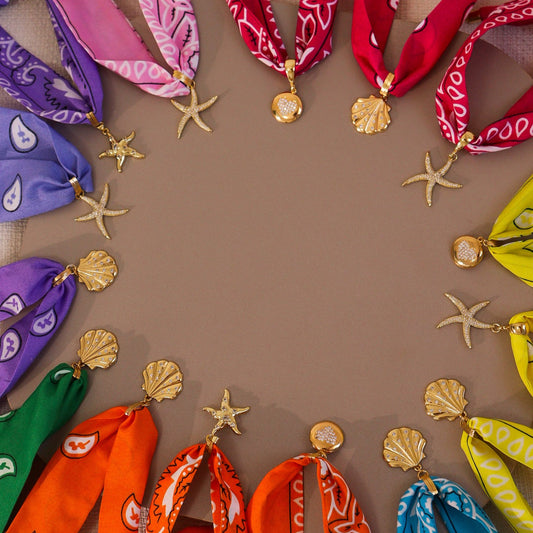 Colar Lenço Colorido Com Pingente Medalha Coração Dourado