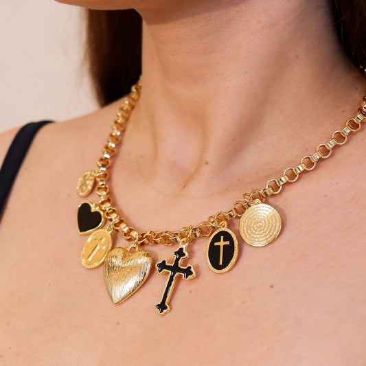Colar Elos Pingentes Corações, Medalhas e Crucifixo Dourado