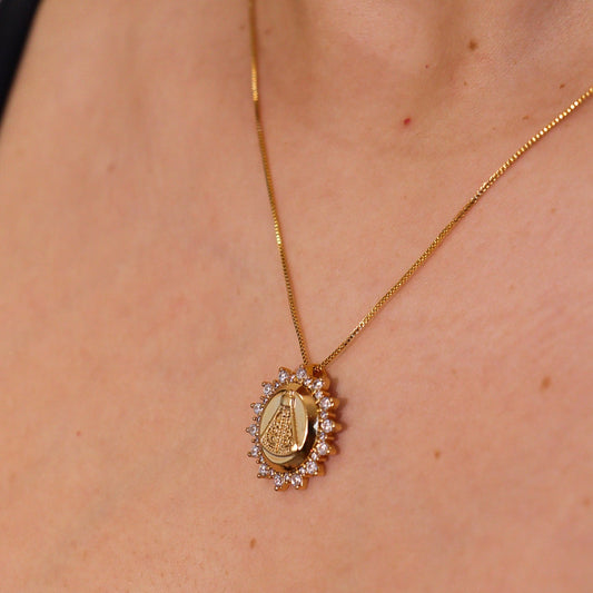 Colar Nossa Senhora Aparecida com Entorno Cravejado Dourado