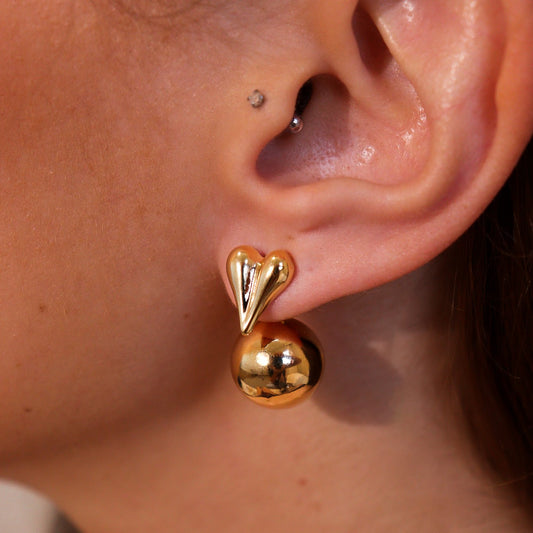 Brinco Coração Liso Alongado com Tarraxa de Esfera Dourado