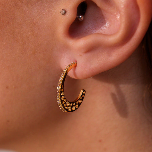 Brinco Argola Lateral Trabalhada com Centro Cravejado Dourado