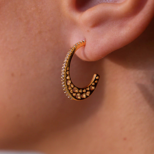 Brinco Argola Lateral Trabalhada com Centro Cravejado Dourado