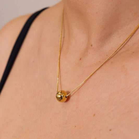Colar Corrente Fina com Esfera Lisa Dourado