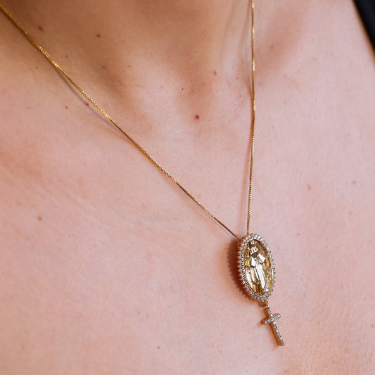 Colar Nossa Senhora Entorno e Crucifixo Cravejado Dourado