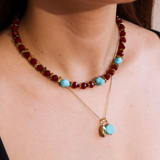 Colar Duplo Cristais Vermelho Escuro com Corrente Maior Pedra Turquesa e Orgânico Dourado