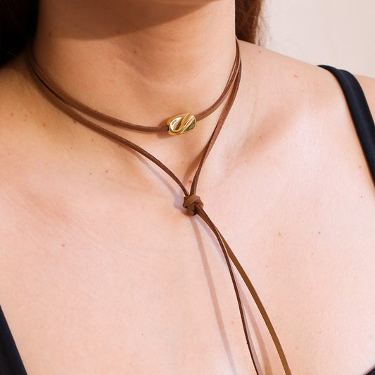 Colar Cordão Marrom com Pingente Orgânico Liso Dourado