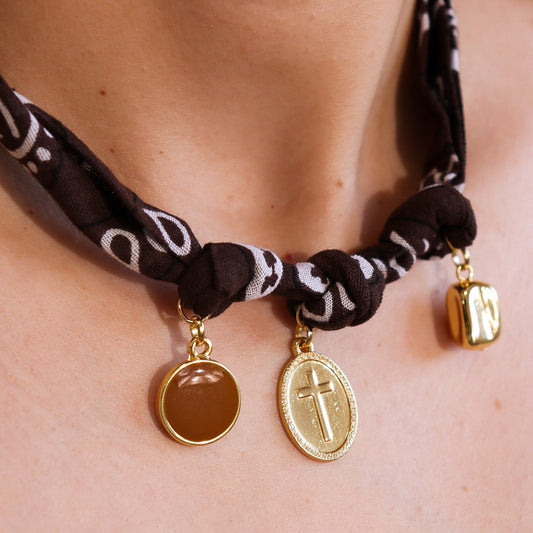 Colar Lenço Marrom com Pingentes Medalhinhas e Orgânico Dourado