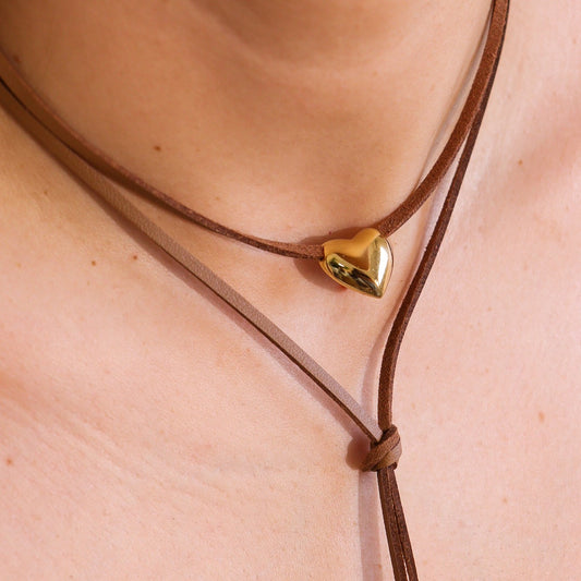 Colar Cordão Marrom com Pingente de Coração Liso Dourado