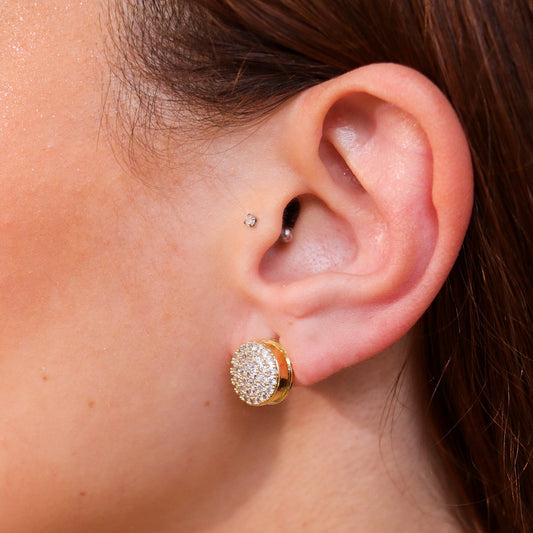 Brinco Redondo Cravejado em Cristal Dourado